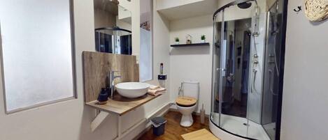 Shower, free toiletries, hair dryer