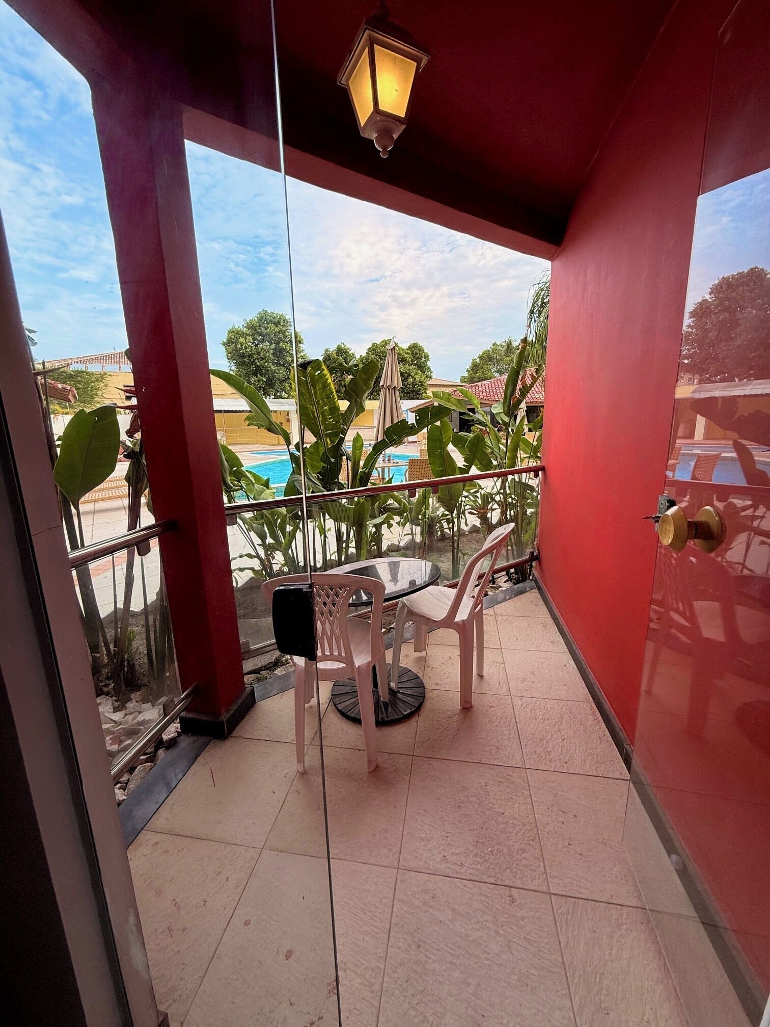 Quarto standard, varanda coberta | Cofres nos quartos, Wi-Fi de cortesia