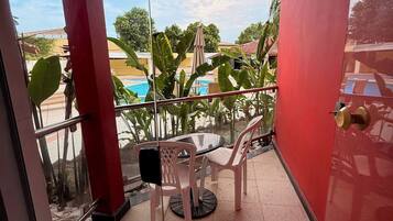 Quarto standard, varanda coberta | Cofres nos quartos, Wi-Fi de cortesia