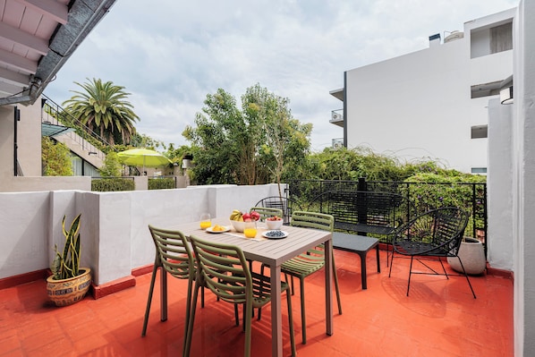 Apartamento, 2 quartos, varanda, vista para o pátio | Terraço/pátio