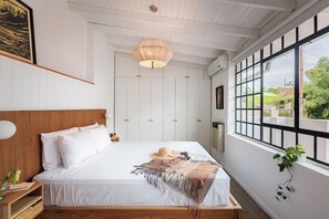Apartamento, 2 quartos, varanda, vista para o pátio | Ferros/tábuas de passar roupa, Wi-Fi de cortesia