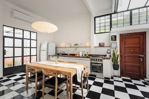 Apartamento, 2 quartos, varanda, vista para o pátio | Cozinha privada | Geladeira grande, micro-ondas, fogão, cooktop