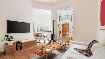 Apartment, 2 Bedrooms, Patio, Courtyard View | Living area