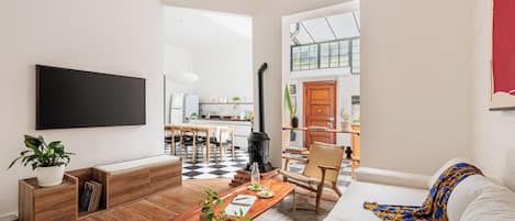 Apartment, 2 Bedrooms, Patio, Courtyard View | Living area