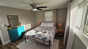 2 bedrooms, iron/ironing board, travel cot, free WiFi - NEW! Tropical Retreat • Cozy Patio • ~3 miles to Beach • Firepit • Wi-Fi • A/C (Englewood)
