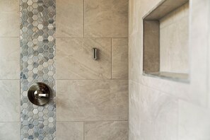 Haartrockner, Handtücher, Seife, Toilettenpapier