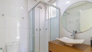 A modern bathroom with a glass-enclosed shower, a wooden vanity, and a large mirror. - 2 Bedroom Apartment With Barbecue Cts0203 (Florianópolis)