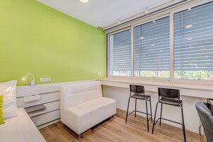 Deluxe-Dreibettzimmer | Zimmersafe, Schreibtisch, laptopgeeigneter Arbeitsplatz