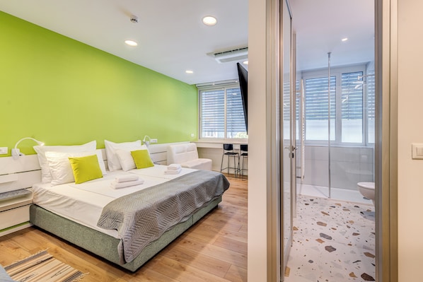 Deluxe Triple Room | In-room safe, desk, laptop workspace, soundproofing