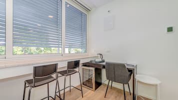 Deluxe Triple Room | In-room safe, desk, laptop workspace, soundproofing