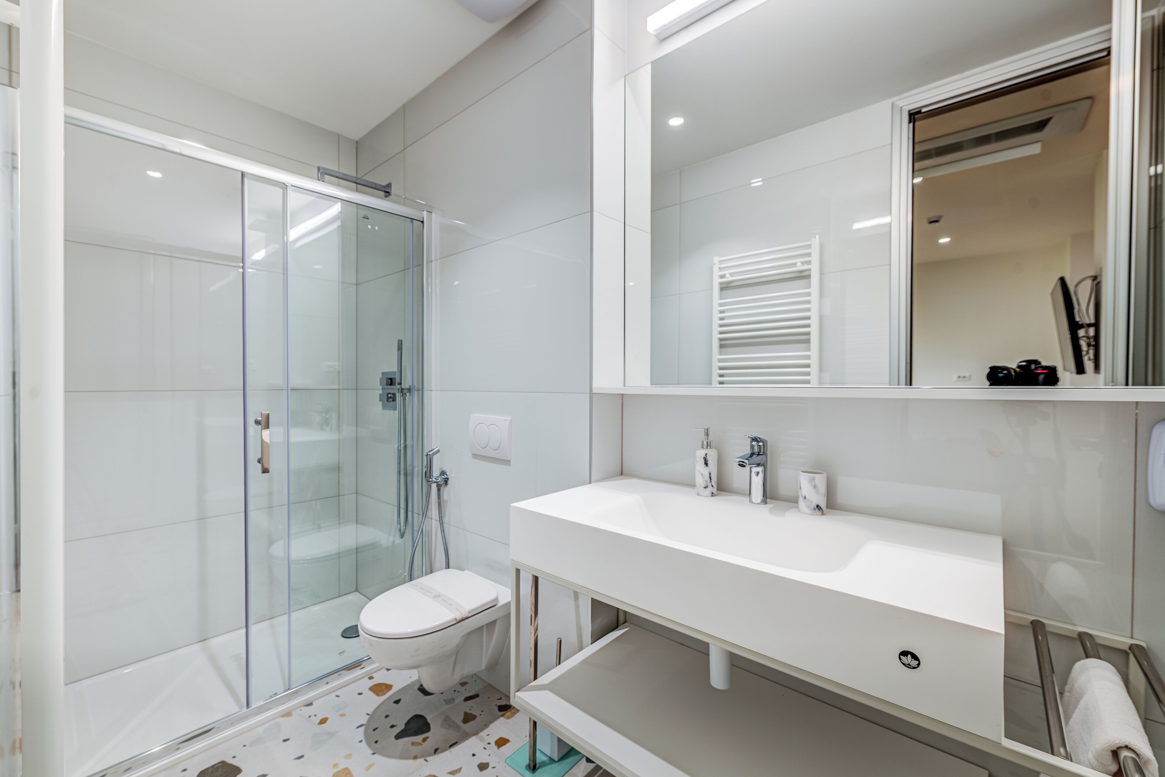 Deluxe Triple Room | Bathroom | Hair dryer, towels, soap, shampoo