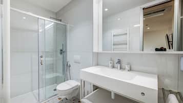 Deluxe Triple Room | Bathroom | Hair dryer, towels, soap, shampoo