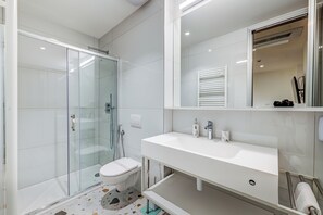 Deluxe Triple Room | Bathroom | Hair dryer, towels, soap, shampoo - Pomak Luxury Rooms (Split)