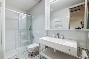 Deluxe-Dreibettzimmer | Badezimmer | Haartrockner, Handtücher, Seife, Shampoo