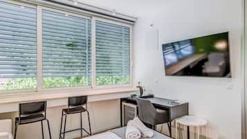 Deluxe Double or Twin Room | In-room safe, desk, laptop workspace, soundproofing