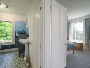 3 makuuhuonetta, yksilöllisesti sisustettu, yksilöllisesti kalustettu