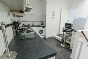 Cookware/dishes/utensils - Lady of the Lake Suite (Holyhead)