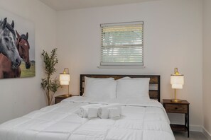 3 bedrooms, desk, iron/ironing board, travel cot - Fenced Yard + Outdoor Dining - 6.6 miles to AT&T (Euless)