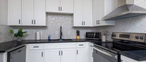 Jääkaappi, mikroaaltouuni, uuni, liesi