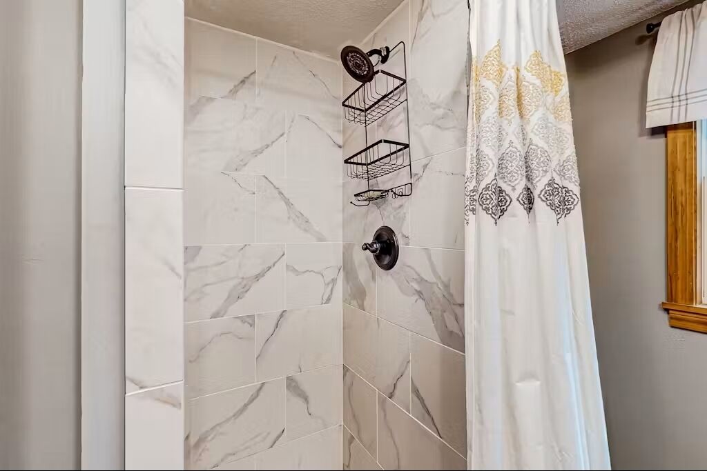 Ducha, secador de pelo, toallas, jabón