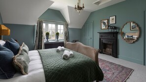 3 quartos, ferros/tábuas de passar roupa, acesso à internet