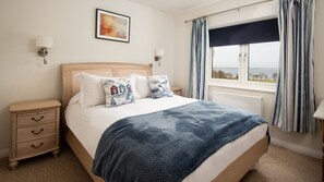 4 bedrooms, internet, bed sheets