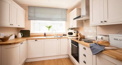 Windy Cottage in Coldstream, Scottish Borders - sleeping 4 guests in 2 bedrooms