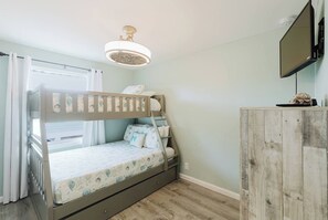 2 bedrooms, iron/ironing board, free WiFi, bed sheets - Private waterfront escape! Open water views - modern comfort meets coastal charm! (Marathon)