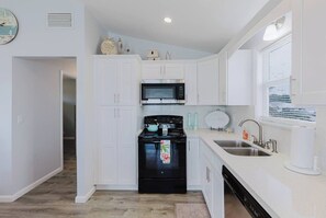 Fridge, microwave, oven, stovetop - Private waterfront escape! Open water views - modern comfort meets coastal charm! (Marathon)