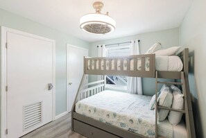 2 bedrooms, iron/ironing board, free WiFi, bed sheets - Private waterfront escape! Open water views - modern comfort meets coastal charm! (Marathon)