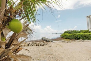 Beach nearby, beach towels - Private waterfront escape! Open water views - modern comfort meets coastal charm! (Marathon)