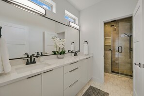Shower, hair dryer, towels, soap - 3BR East Side Scene, Downtown & Close SXSW (Austin)