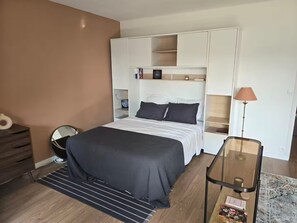 Iron/ironing board, WiFi, bed sheets