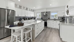 Ofen, Herdplatte, Wasserkocher mit Kaffee-/Teezubehör