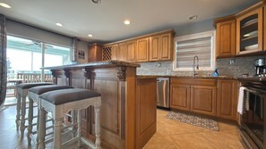 Geladeira, cooktop, cafeteira/chaleira