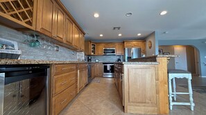 Een koelkast, een kookplaat, een koffiezetapparaat/waterkoker