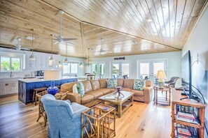 TV - Loggerhead Lodge updated 4bed/4bath main house with 1bed/1bath guest house, private pool, dockage & open water views (Marathon)