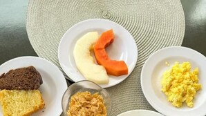 Una escena de desayuno con diferentes alimentos y bebidas sobre una mesa.