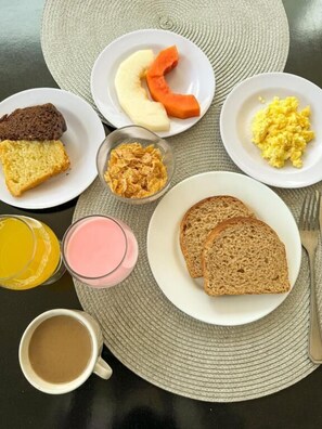 Ein Frühstückstisch mit verschiedenen Speisen und Getränken.
