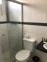 Chuveiro, produtos de toalete grátis, secador de cabelo 