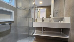 Shower - Magnificent duplex apartment with sea view, excellent leisure facilities, 150 meters from the beach. (Riviera de São Lourenço Bertioga)