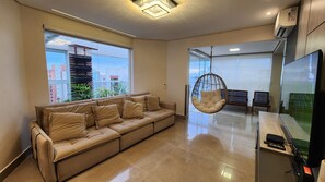 Living area - Magnificent duplex apartment with sea view, excellent leisure facilities, 150 meters from the beach. (Riviera de São Lourenço Bertioga)