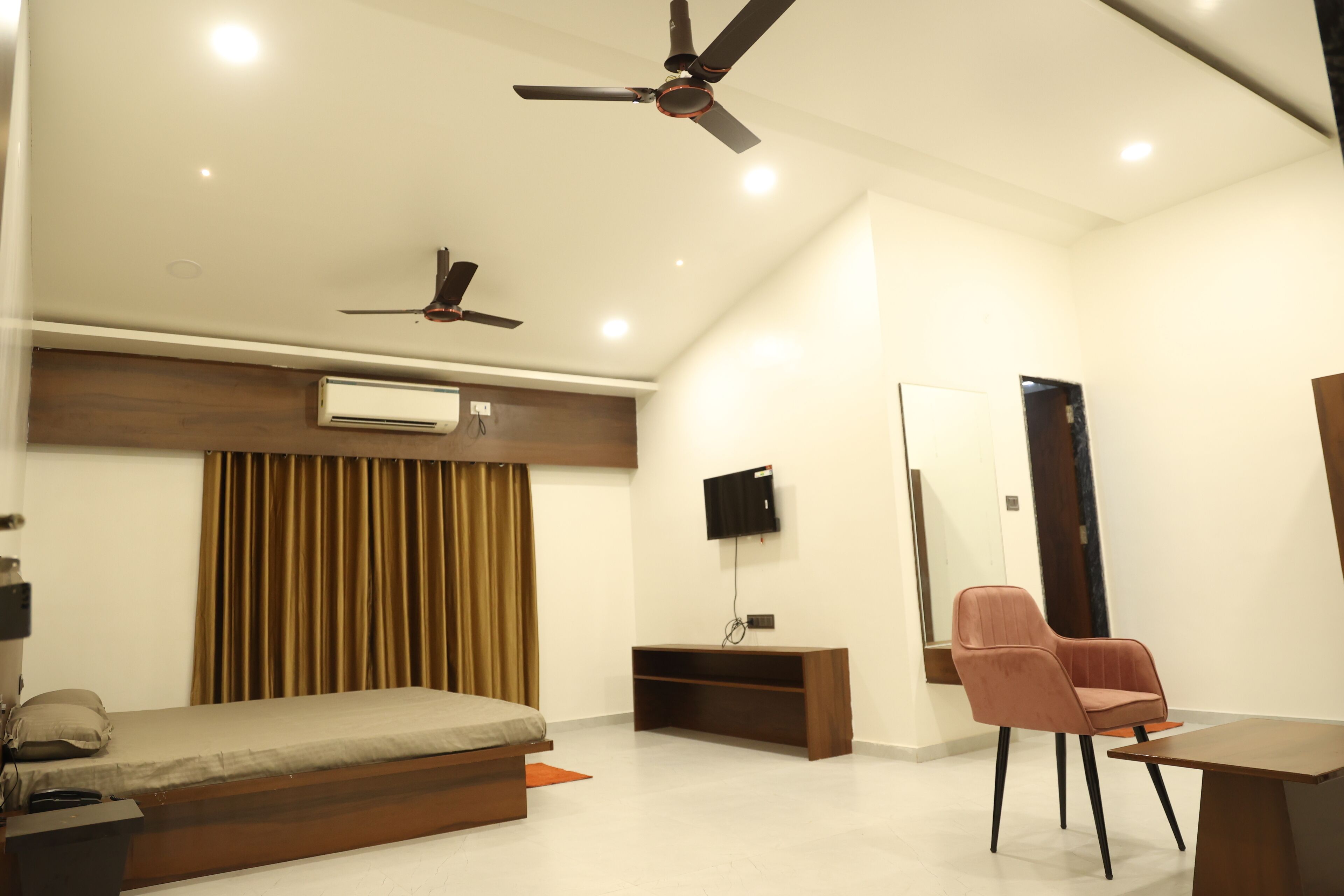 Suite estudio superior, 1 cama de matrimonio grande, balcón, vistas a la montaña | Ropa de cama de alta calidad y colchones viscoelásticos