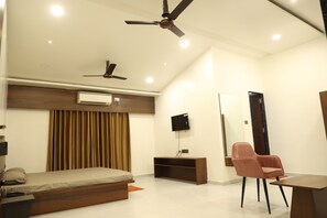 Superior Studio Suite, 1 King Bed, Balcony, Mountain View | Premium bedding, memory-foam beds, soundproofing, rollaway beds - The Glen Yard Farms (Mohadi)