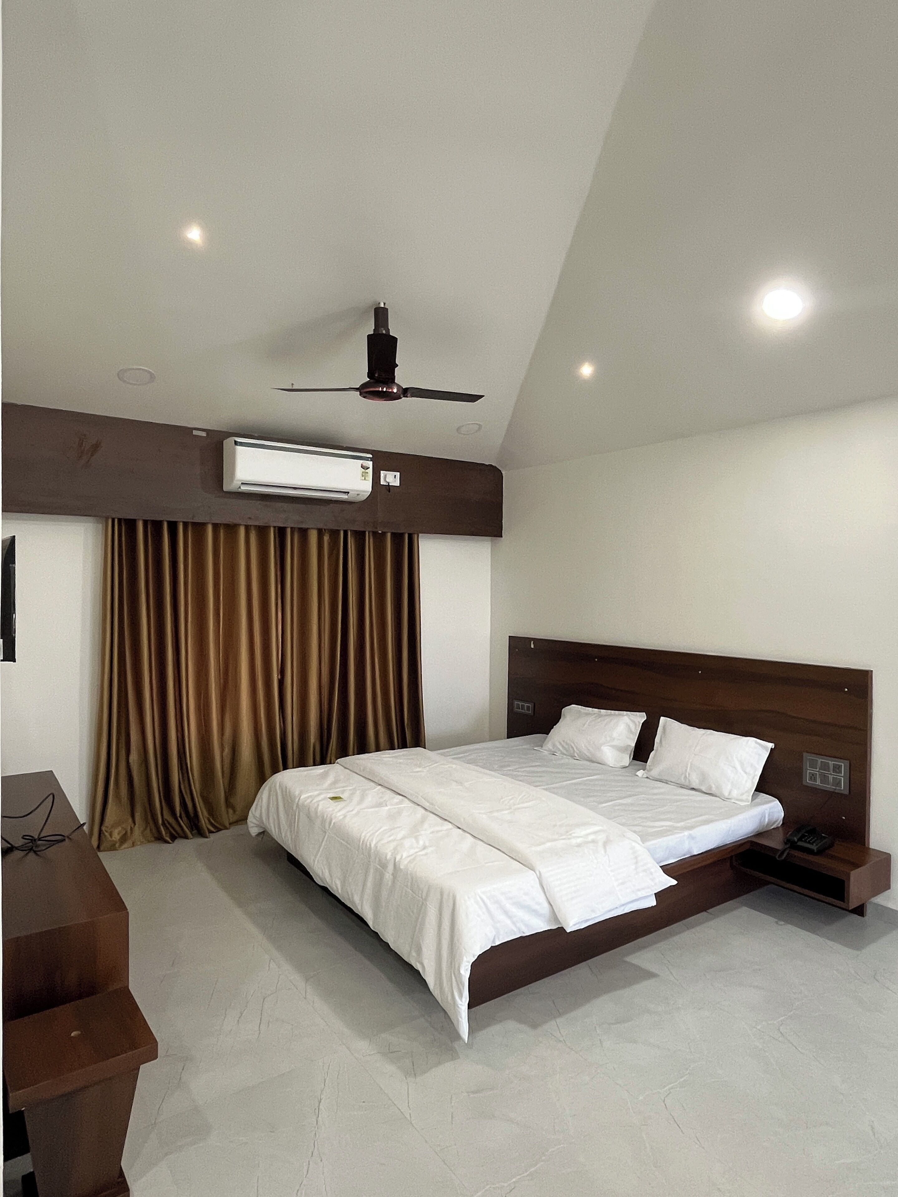Superior Studio Suite, 1 King Bed, Balcony, Mountain View | Premium bedding, memory-foam beds, soundproofing, rollaway beds