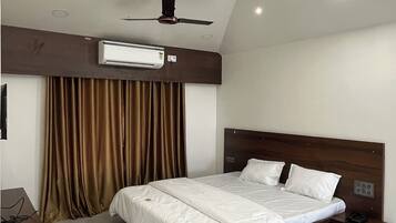 Superior Studio Suite, 1 King Bed, Balcony, Mountain View | Premium bedding, memory-foam beds, soundproofing, rollaway beds