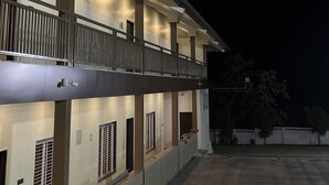 Ένα κτίριο με μπαλκόνι και ένα φεγγάρι στον ουρανό.