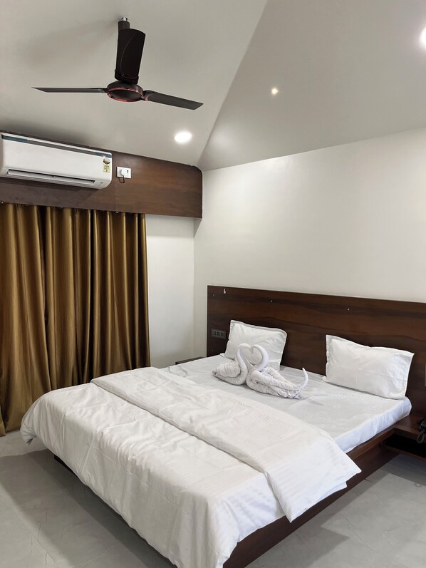 Superior Studio Suite, 1 King Bed, Balcony, Mountain View