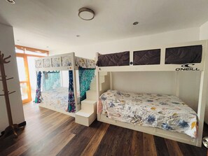 Kamar Quadruple Comfort, pemandangan kolam renang | Wi-Fi gratis