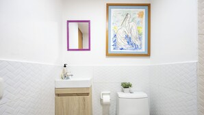 Classic Quadruple Room, Sea View | Bathroom | Towels - El Templo Surf House (Punta Hermosa)